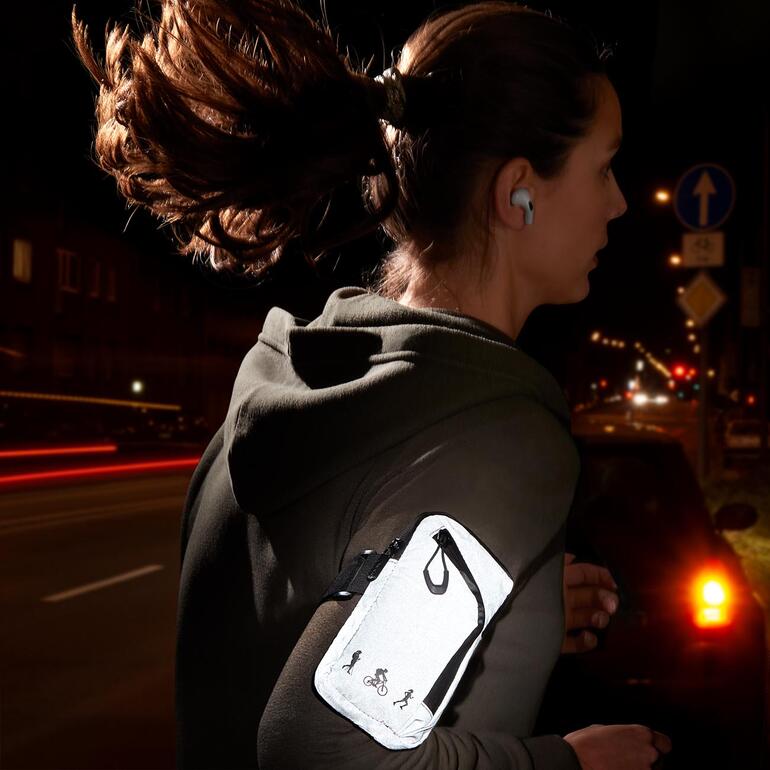 Reflektor-Armtasche während des Laufens in der Dämmerung.