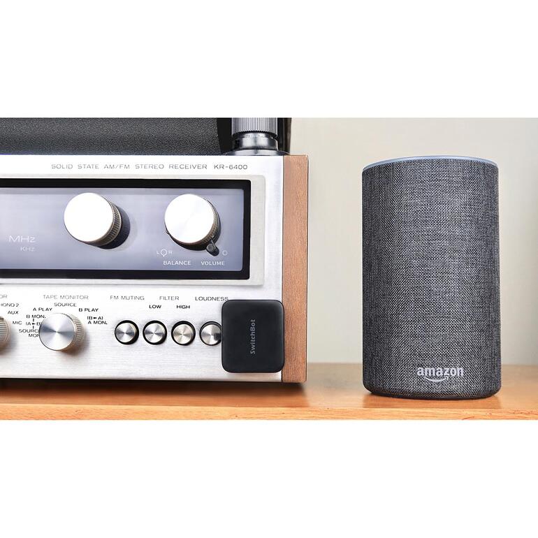 Smart Bluetooth-Schalter neben einem HiFi-Gerät und Lautsprecher.