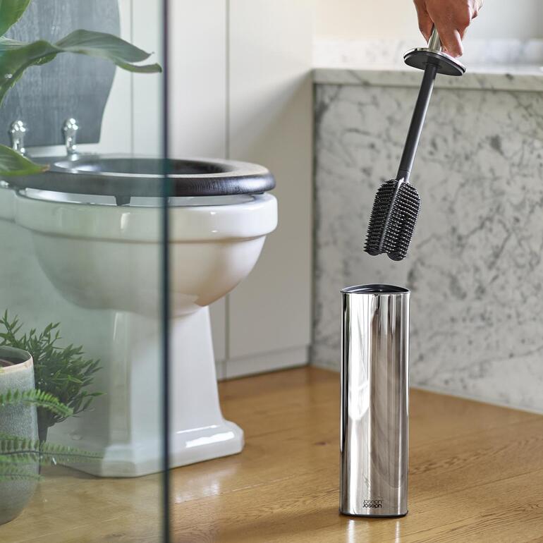 Silikon-WC-Wischer mit 3-geteiltem Borstenkopf in Aktion