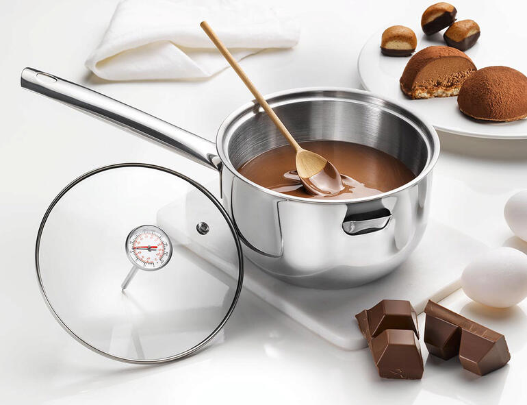 Simmertopf aus Edelstahl mit Glasdeckel und Kochutensilien