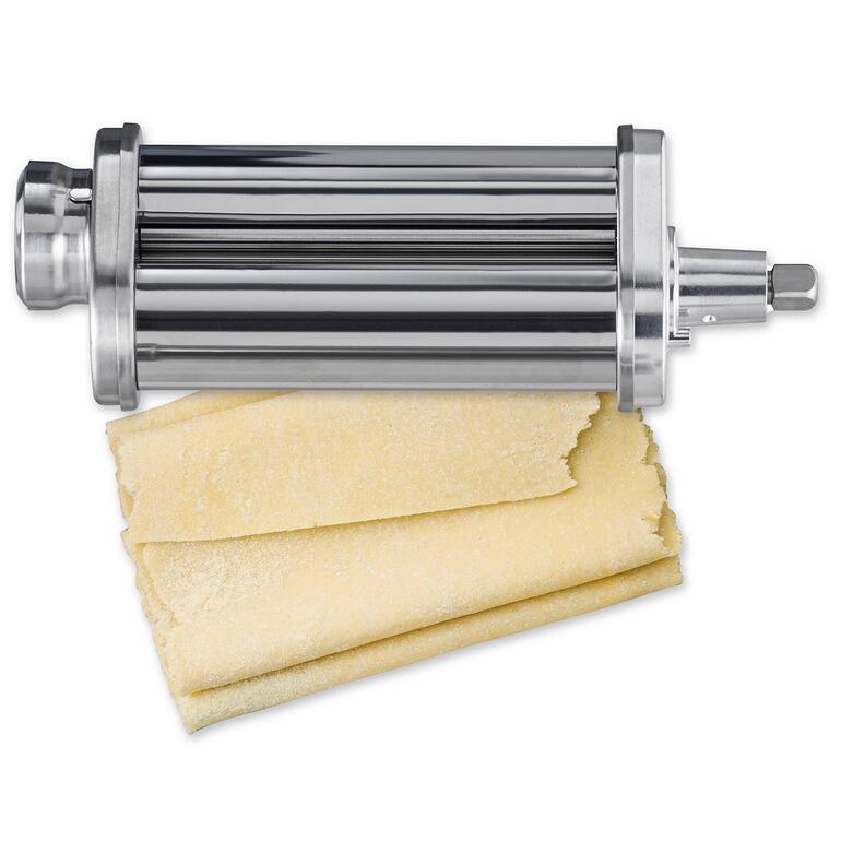Pasta-Maker mit Walze und frischer Teigplatte auf einem Tisch.