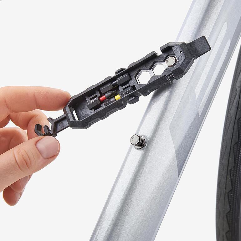 Ob abgesprungene Kette, schleifende Bremse, Plattfuß oder Schaltprobleme – jetzt haben Sie das optimale Werkzeug immer mit einem Griff zur Hand. Ultrakompaktes 11-in-1-Fahrradtool mit versteckten Funktionen