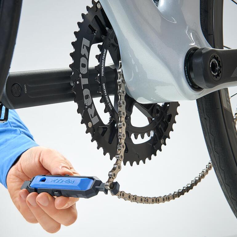 Ultrakompaktes 11-in-1-Fahrradtool in Verwendung am Kettenrad