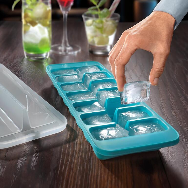 Eiswürfelbereiter-Set mit einer Person, die einen Eiswürfel aus der Form zieht.