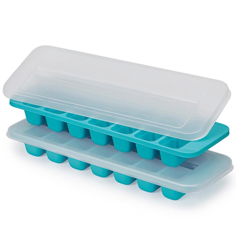 Zwei stapelbare Eiswürfelbereiter aus Silikon in Türkis mit transparentem Deckel.