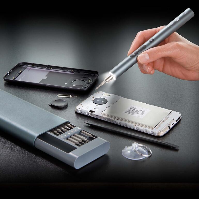 Akku-Schraubendreher-Set, Nutzung zur Reparatur eines smartphones.