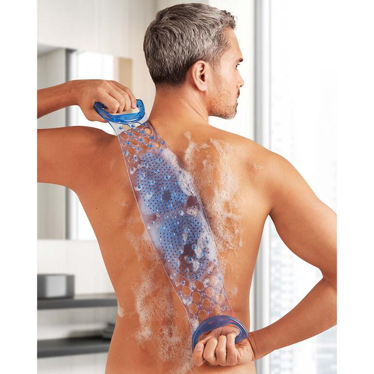 Mann mit pinkem Komfort-Reisekissen im Flugzeug.