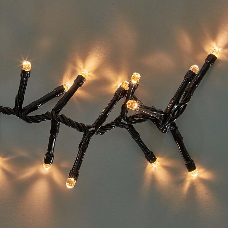 Nahaufnahme der Kaskaden-Lichterkette mit leuchtenden Lichtern