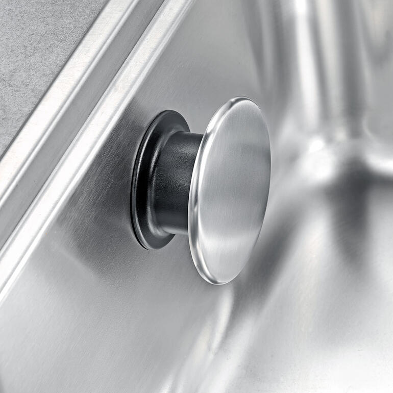 Detailansicht des Design-Spültuchhalters mit metallic Oberfläche.