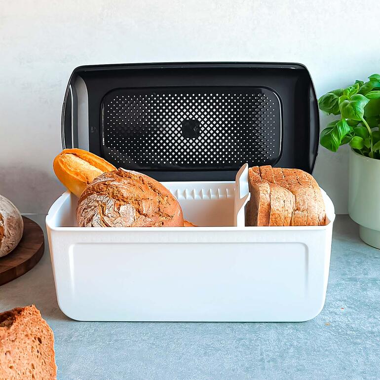 Tupperware® BreadSmart Behälter mit verschiedenen Brotsorten und Trennwand.