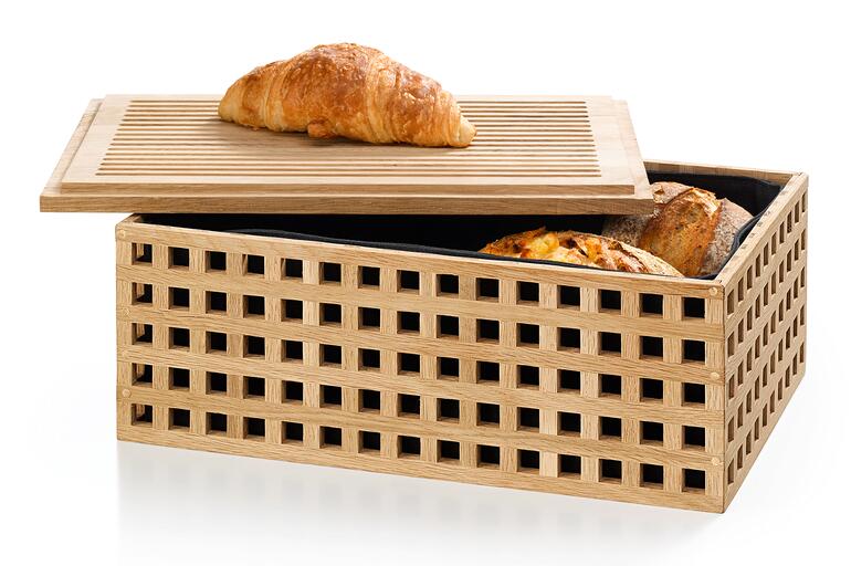 Brotkorb aus Eichenholz Holzbrotbox aus Eichenholz mit Gitterstruktur und offenem Deckel, gefüllt mit verschiedenen Brötchen.