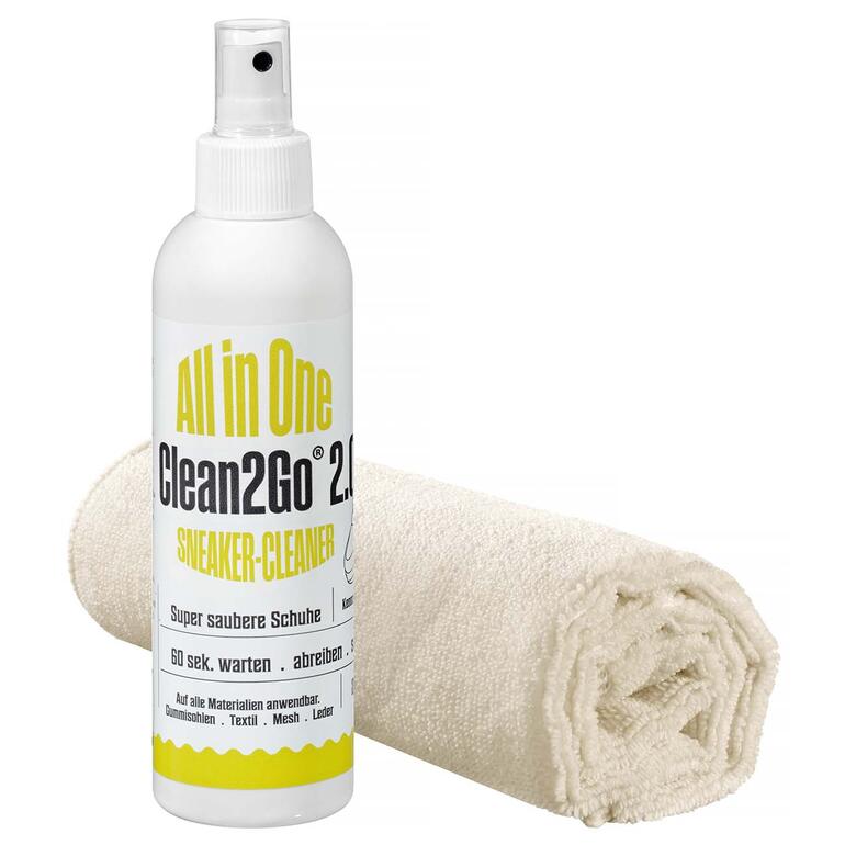 Clean2Go Sneaker-Cleaner Sprayflasche neben einem Reinigungstuch.