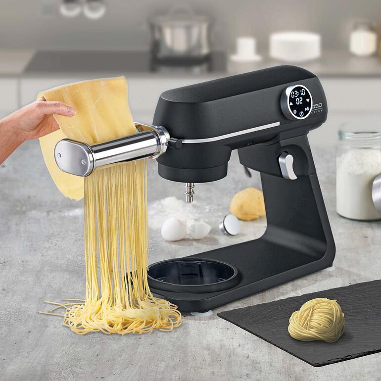 Spaghetti-Schneider in Aktion an einer Küchenmaschine mit frischem Teig.