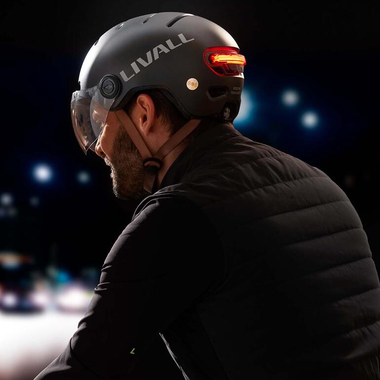 Mann trägt einen Livall L23 E-Bike Helm und blickt nach links.