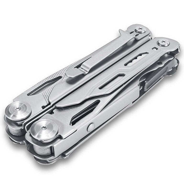 Das handliche und 260 g leichte Taschentool enthält 18 (!) der wichtigsten Werkzeuge. Zusammengeklapptes 18-in-1 Multitool auf weißem Hintergrund.