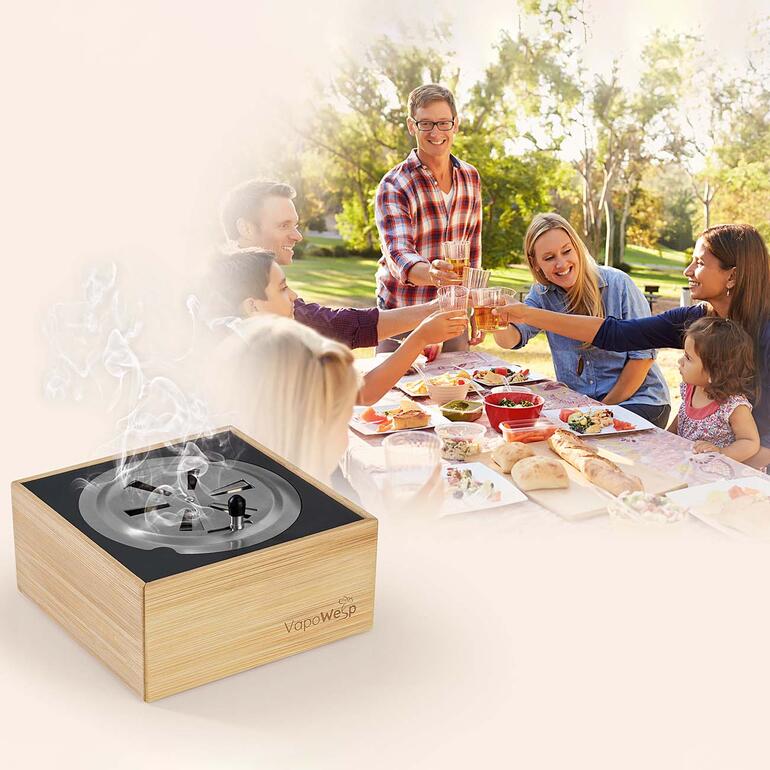 Räucherbox VapoWesp Starter-Set bei einer Grillfeier mit Freunden.