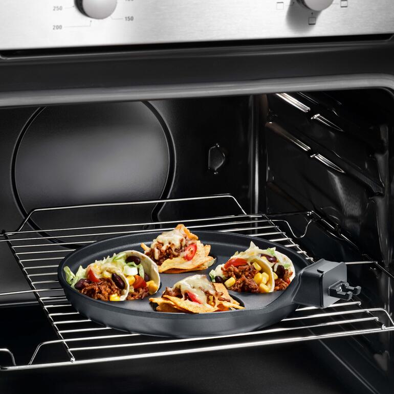 Auch zum Überbacken im Backofen geeignet. Muldenpfanne im Ofen mit Taco-Füllung