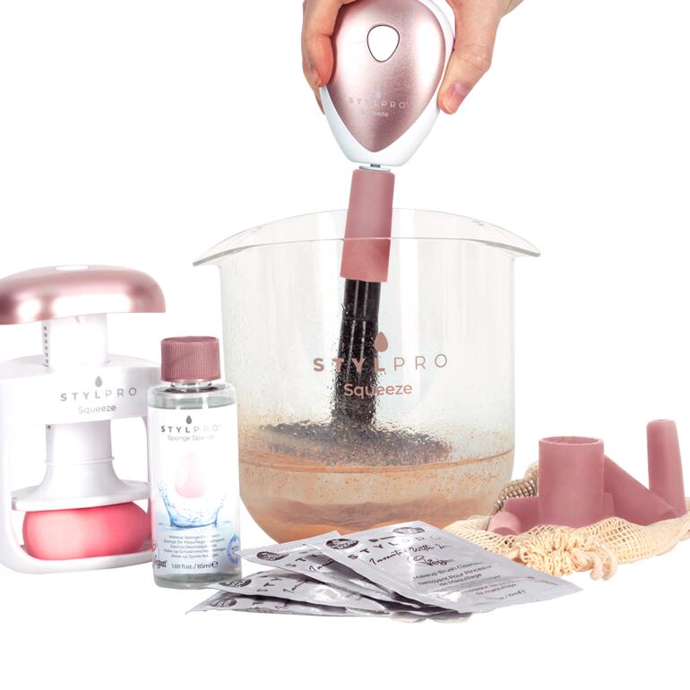 17-teiliges Beauty-Pinsel Reinigungsset mit diversen Utensilien auf einem Tisch.