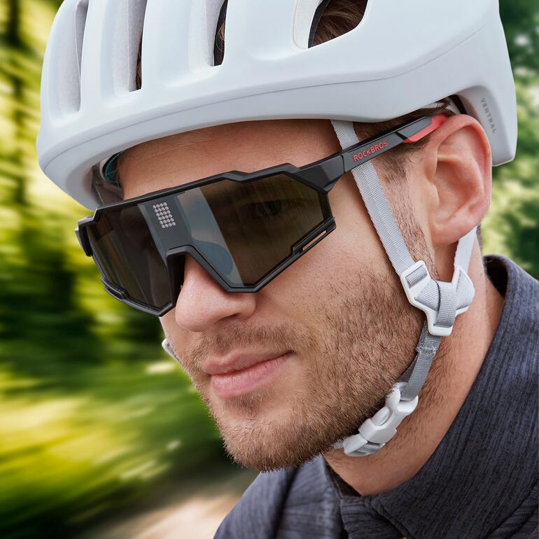 Mann mit selbsttönender LCD-Sonnenbrille unter einem Fahrradhelm.