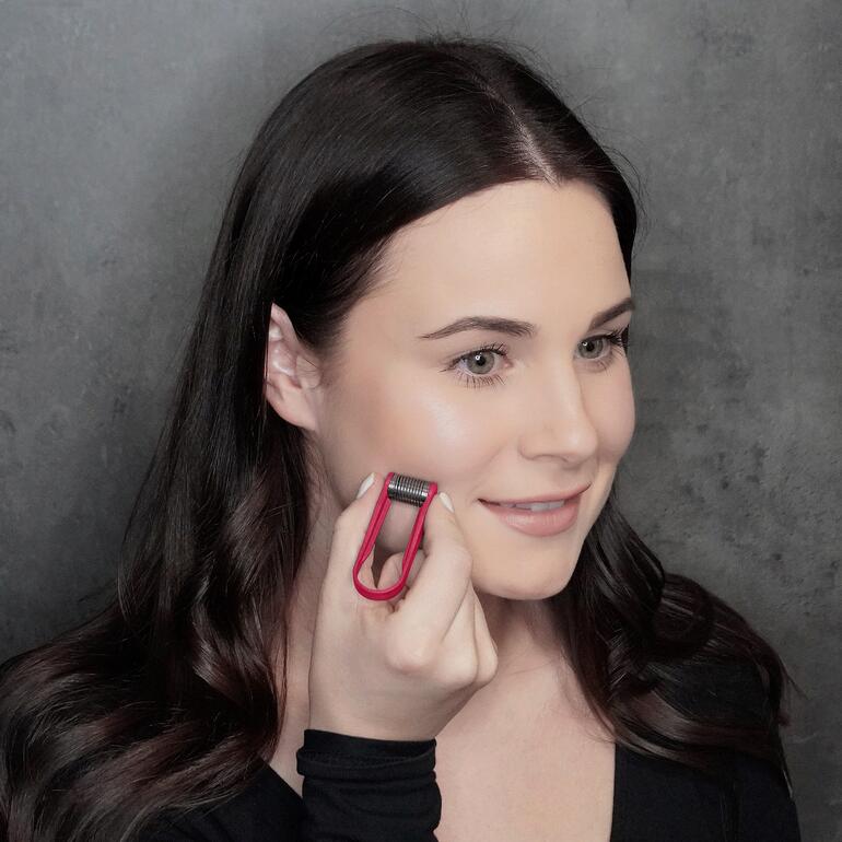 Frau benutzt eine Epilier-Pinzette zur Haarentfernung im Gesicht.