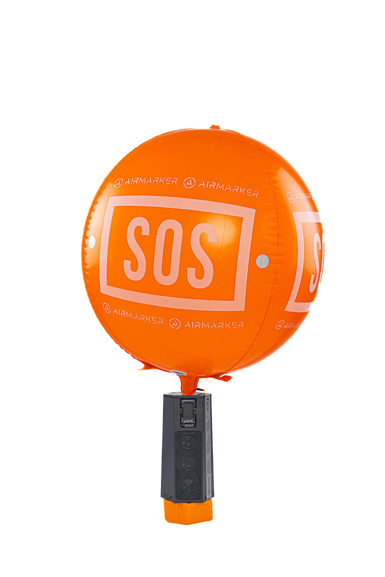 Oranger SOS-Ballon mit einem Halter für Notrufe.
