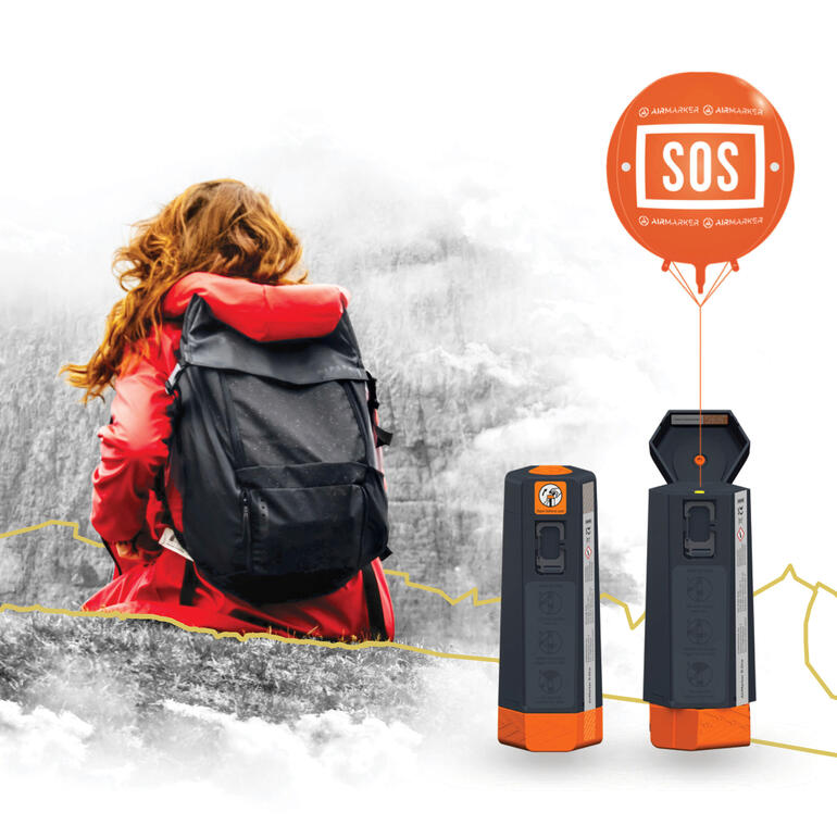 Wanderin mit SOS-Ballon in der Wildnis