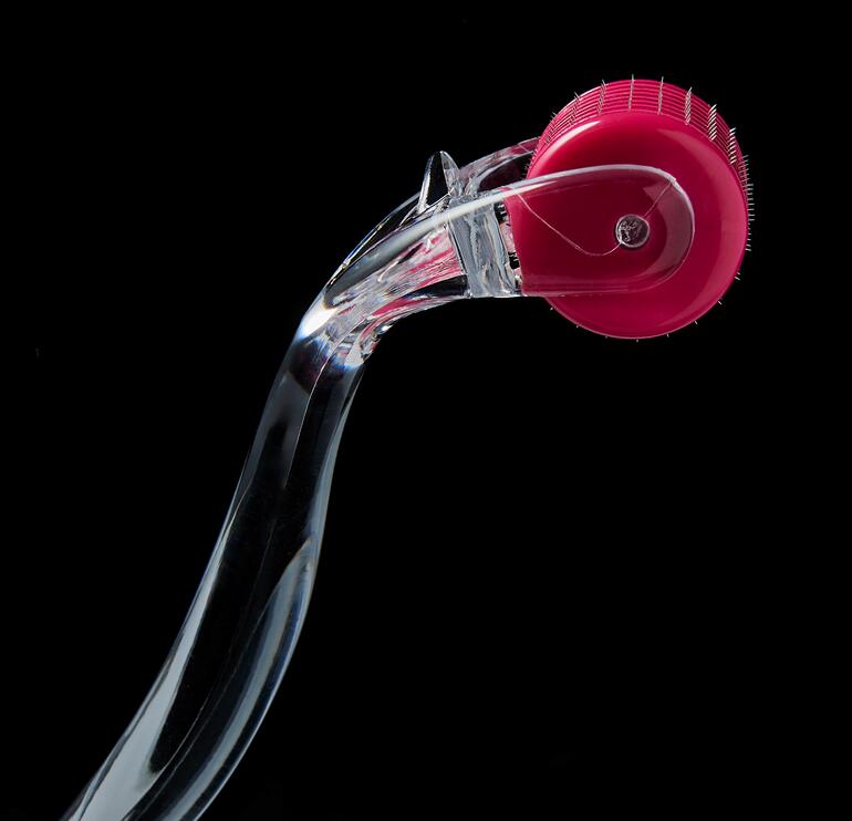192 ultrafeine, handbestückte Spitzen aus Chirurgenstahl mit Silberbeschichtung dringen in die verhornte oberste Hautschicht und lösen die abgestorbenen Zellen ab. Nahaufnahme von Beautyroller® 2.0 mit pinkem Roller.