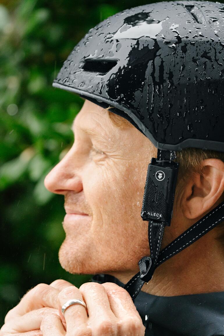 Mann mit schnittigem Helm und Intercom-System für Radfahrer.