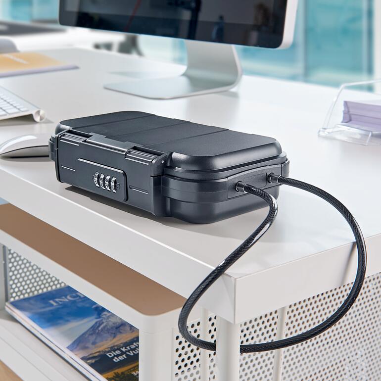 Mobiler Safe auf einem Schreibtisch mit Kabel
