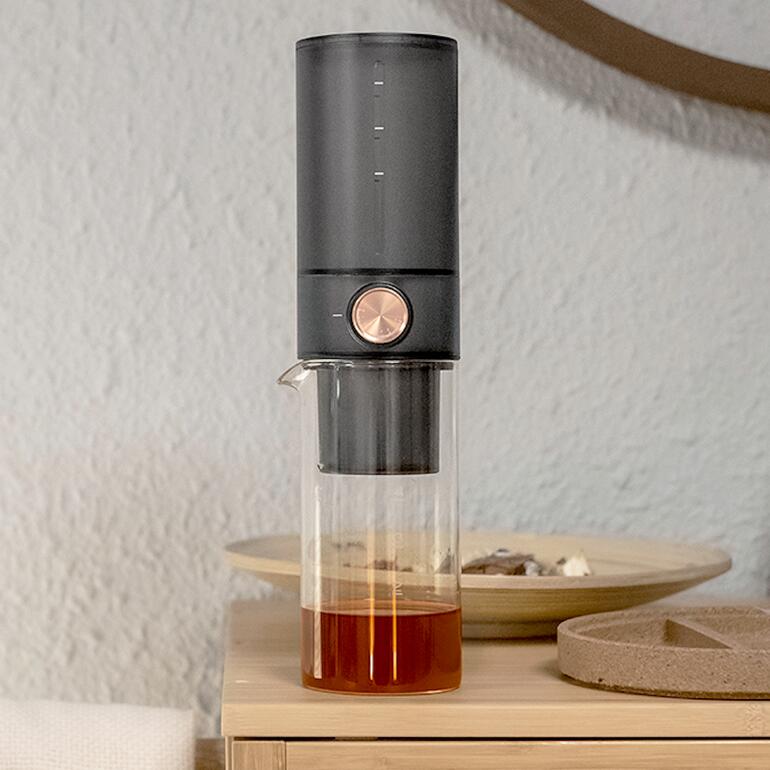 Cold Brew Dripper mit frisch zubereitetem Kaffee