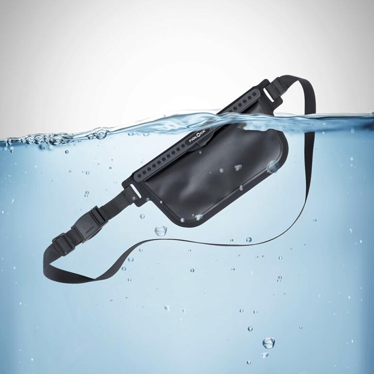 Schwarze Dry Bag schwimmt im Wasser, unter Wasserbläschen sichtbar.