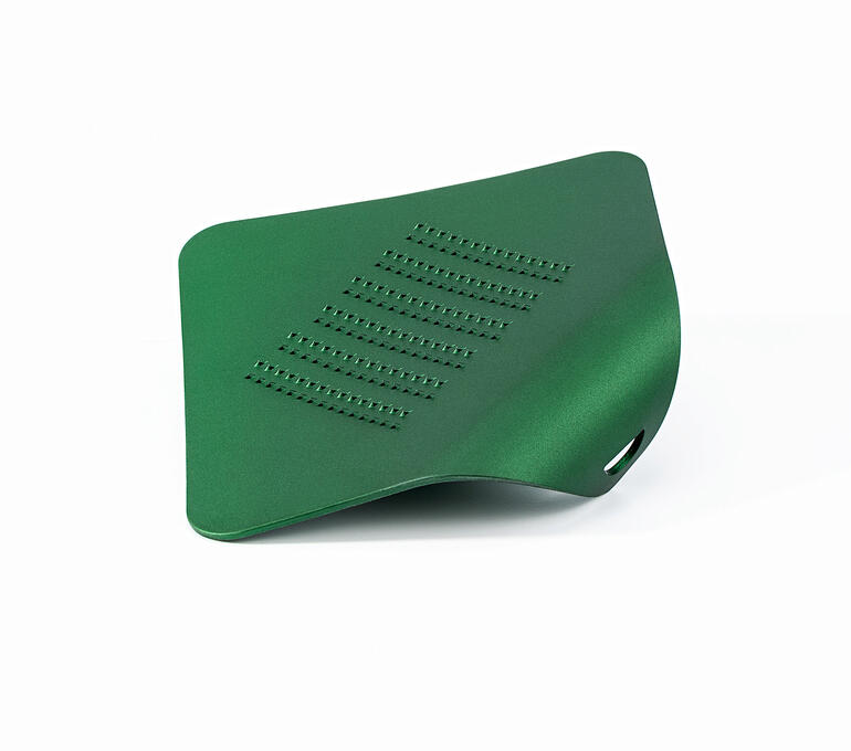Die mehrfach preisgekrönte* Irogami Design-Reibe ist eine perfekte Verbindung von Ästhetik und Funktionalität. Irogami Design-Reibe in grüner Farbe auf weißem Hintergrund.