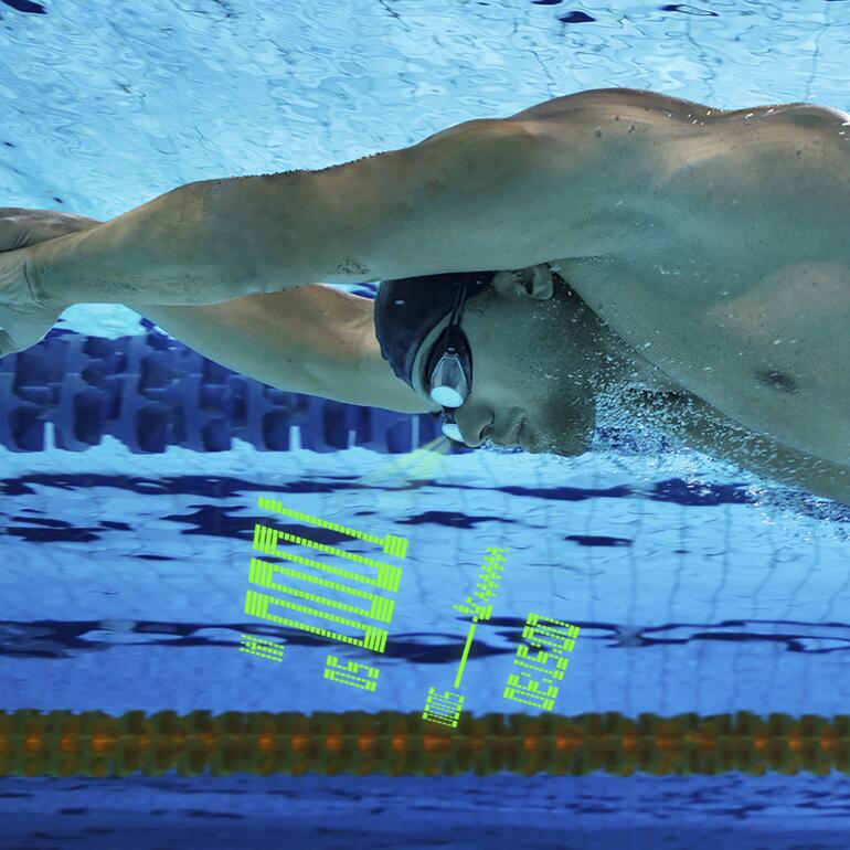 Schwimmer mit Holoswim 2 Brille im Wasser während des Trainings.