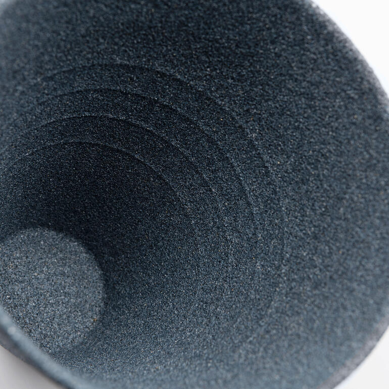 Innenseite eines Keramik-Kaffeefilters mit Rillen.