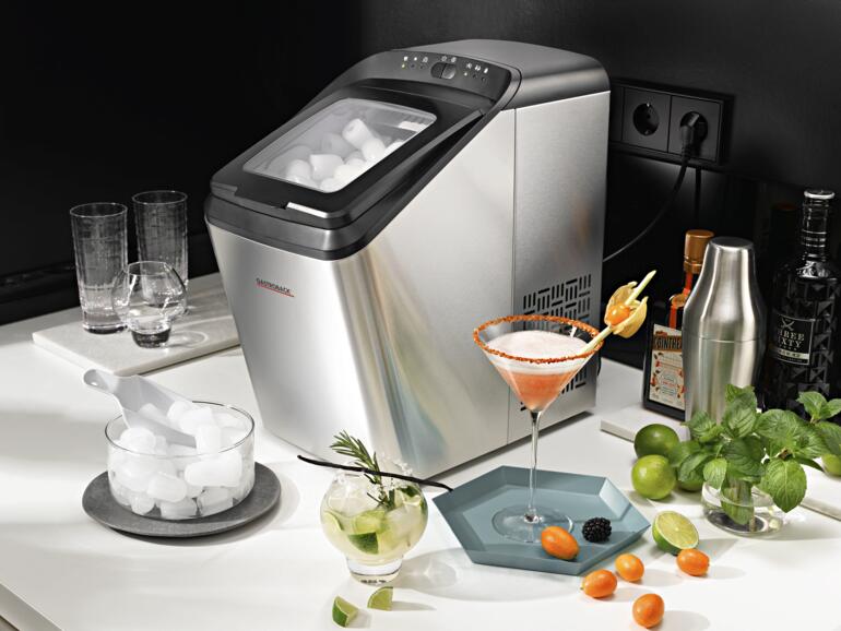 Eiswürfelautomat von Gastroback mit Eiswürfeln und Cocktail-Gläsern