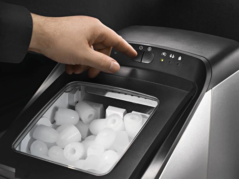 Nahaufnahme eines Gastroback Eiswürfelautomaten, Bedienungselemente im Fokus