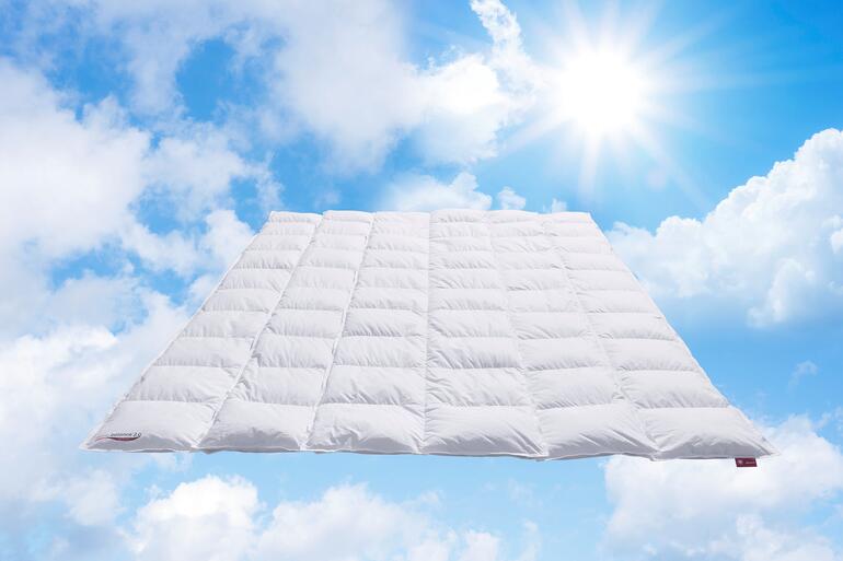 Helle Clima Balancedecke schwebt unter einem blauen Himmel mit Wolken.