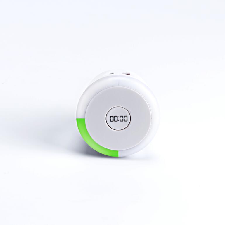 USB-Ladeadapter mit Timer auf einem weißen Hintergrund