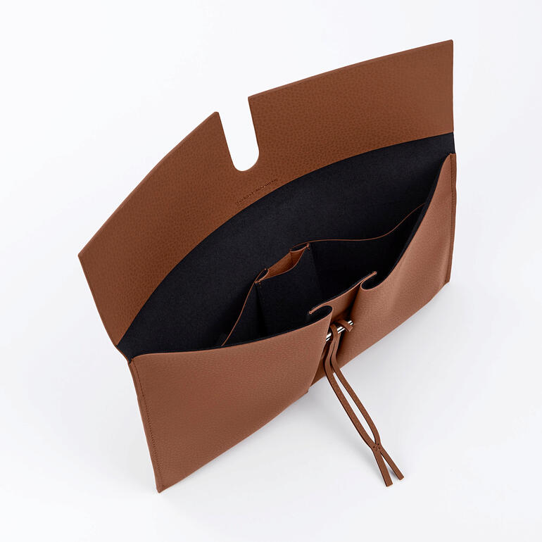 Typisch für die Kollektion der jungen Design-Manufaktur ist die klare Linienführung und die große Liebe zum Detail – wie die raffinierte Verschlusslösung der Clutch beweist. Innenseite der Reto Mirum® Clutch mit Fächern und Reißverschluss