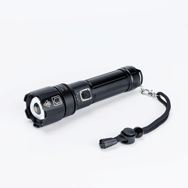 Survival Taschenlampe auf weißem Hintergrund.