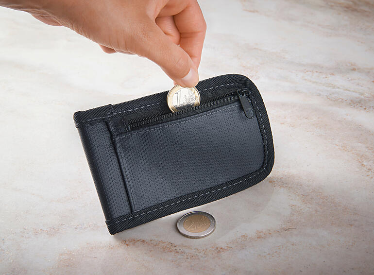 RFID-Schlüssel-Etui mit Hand, die eine Münze in das Fach gibt.