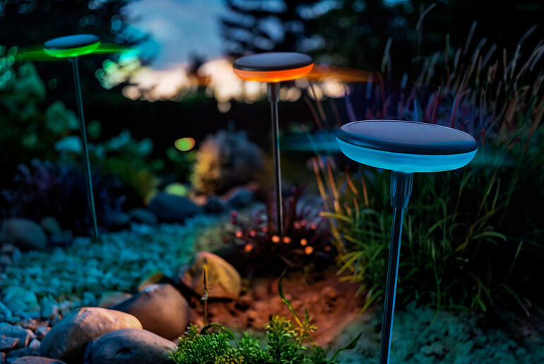 Solarleuchten mit Farbwechsel in einem Garten bei Dämmerlicht.