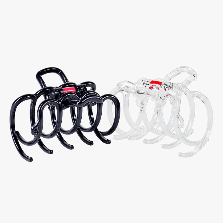 Schwarze und transparente Haarklammern in einem Set.