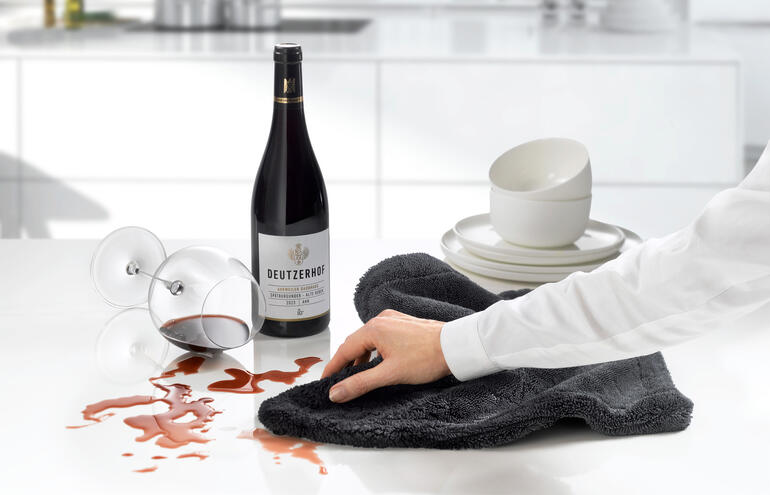 Profi Trocken- und Reinigungstuch auf Küchenarbeitsplatte mit Wein und Gläsern.