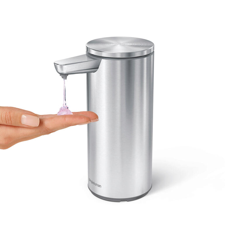 Edelstahl Edelstahl-Sensor-Seifenspender gibt Seife auf eine Hand.