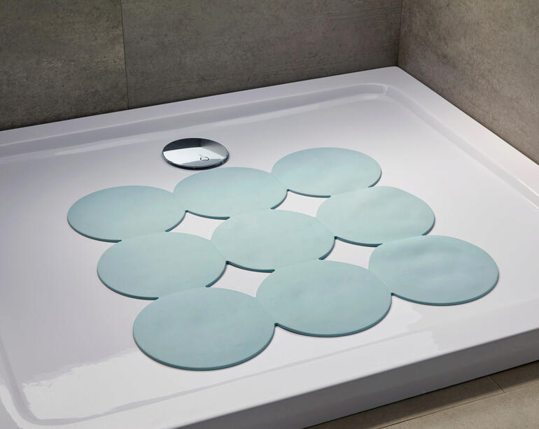 Antirutschmatte in einer Duschwanne mit klaren Konturen.