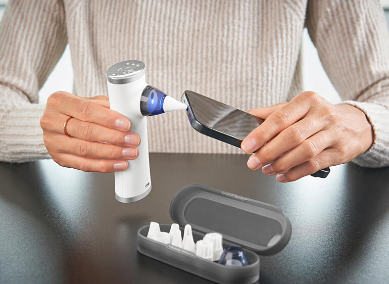 Mini-Vakuumreiniger zur Reinigung von Smartphones.