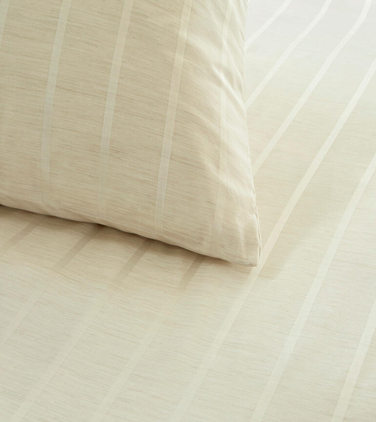 Nahaufnahme von Tencel™/Kaschmir-Bettwäsche mit gestreiftem Design