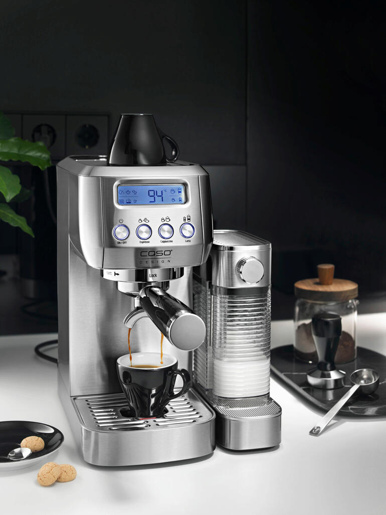 Espresso-Maschine mit digitalem Display und Tasse auf einer Arbeitsfläche.