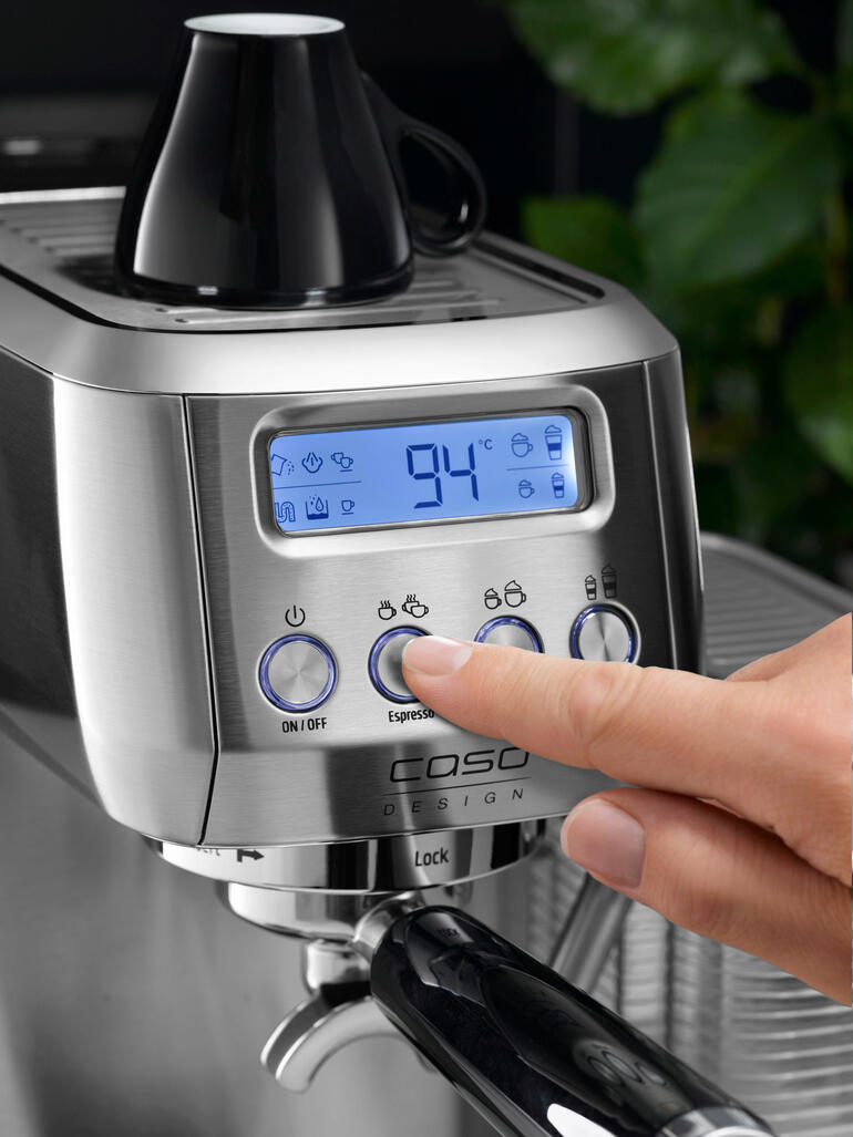 Einfach per Tastendruck bereiten Sie Ihren Lieblingskaffee – wahlweise mit automatisch fließendem Milchschaum genau nach Wunsch. Nahaufnahme der Bedienelemente der Espresso-Maschine.